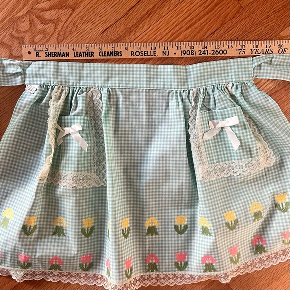 Vintage 100% cotton green gingham embroidered apron with lace trim -love… - Picture 8 of 12